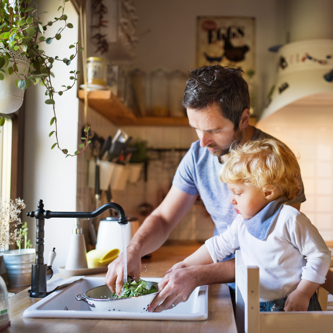 koken met peuter en vader