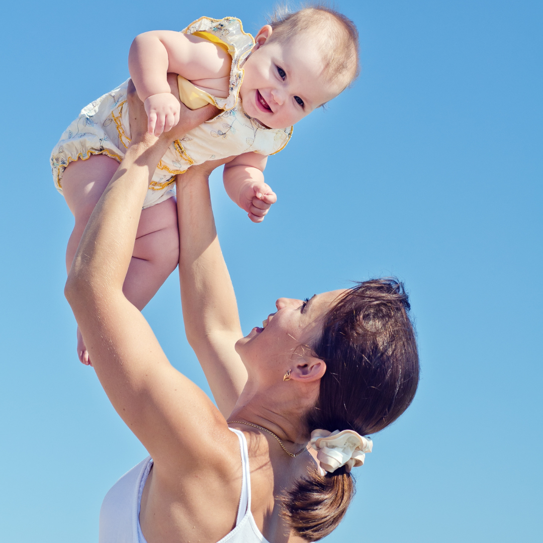 Baby moeder buiten blauwe lucht
